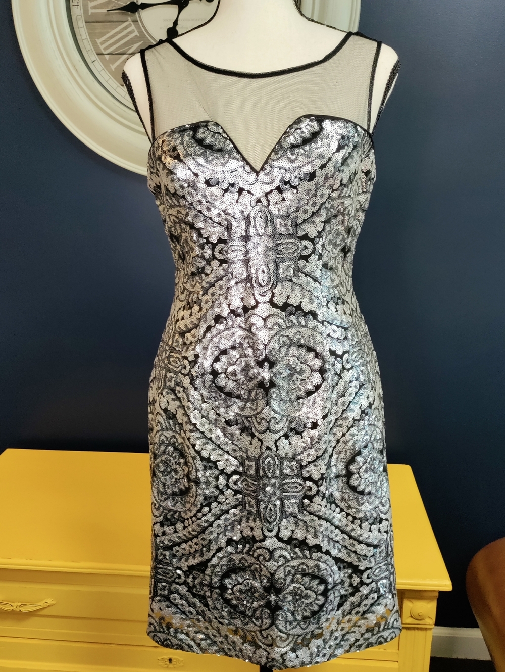 Adrianna Papell Women's Sleeveless Dress Size 6P Sequin Silver Gray Black Party